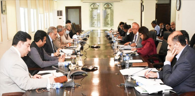 Ishaq Dar desires to further strengthen ties with UAE in maritime sector