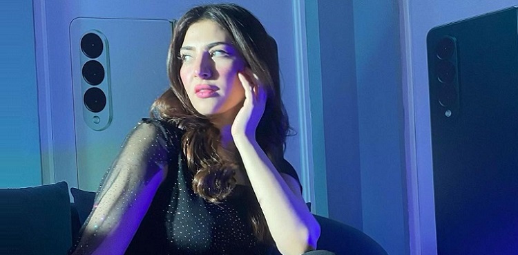 Naimal Khawar debuts new hairstyle in latest selfie