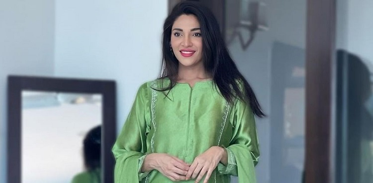 Zhalay Sarhadi wins social media with her melodious voice - Watch