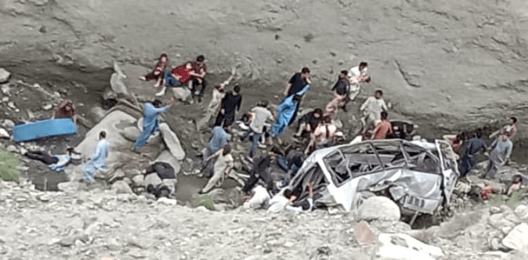 Gilgit: Passenger van hurtles into ditch, leaves six dead