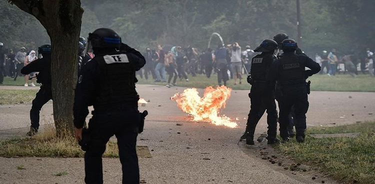 1,000 arrested during violent protests in France: Interior Minister