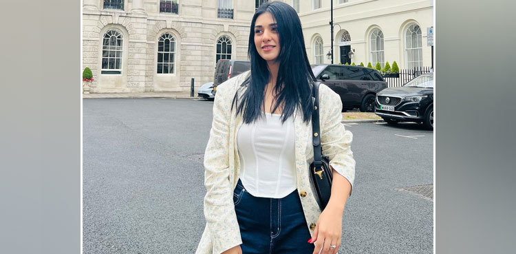 Sarah Khan's England trip pictures break social media