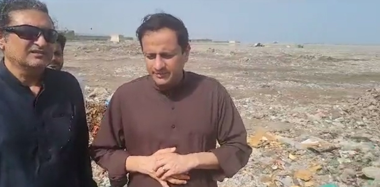 Karachi mayor visits Ibrahim Hyderi, inspects collection points