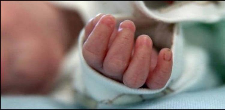 Woman gives birth to baby boy in Chaman refugee holding camp