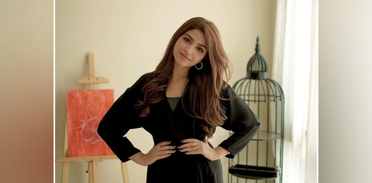 Kinza Hashmi leaves netizens star struck with latest post
