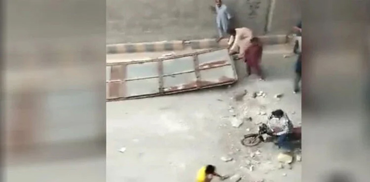 Karachi: Man dies after being hit by falling signboard