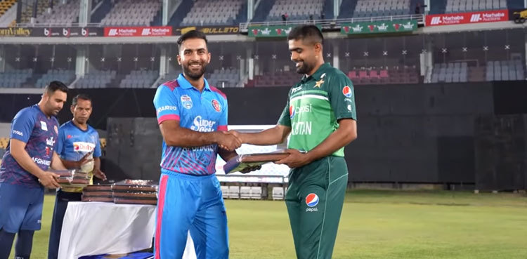 Pakistani players gifted Afghan traditional dresses