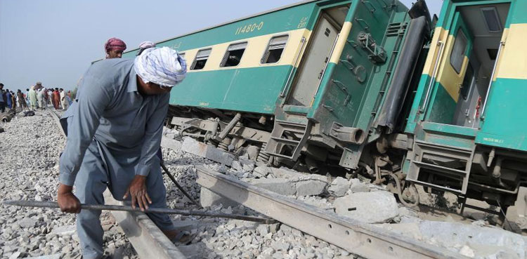 Karachi Express escapes major disaster near Hyderabad