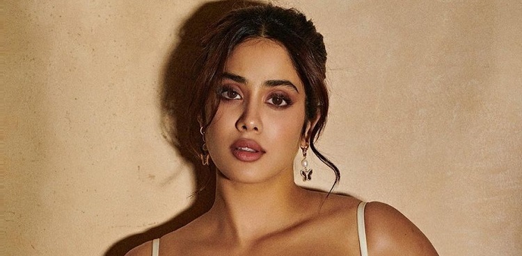 What surgery Janhvi Kapoor has undergone for big eyes?