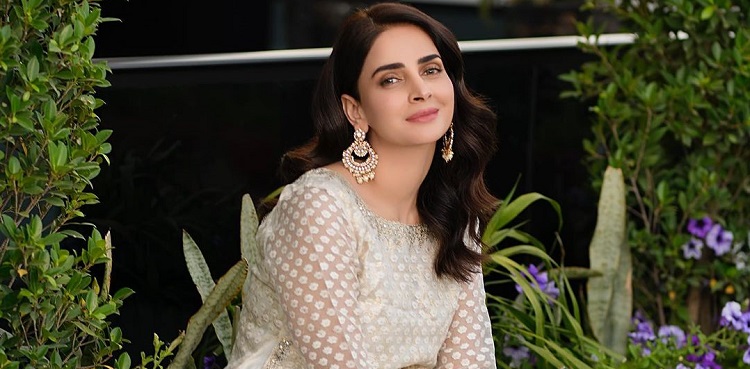 Saba Qamar reveals special someone who sends her flowers
