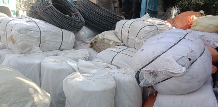 Karachi police foil smuggling attempt, recover non-custom goods