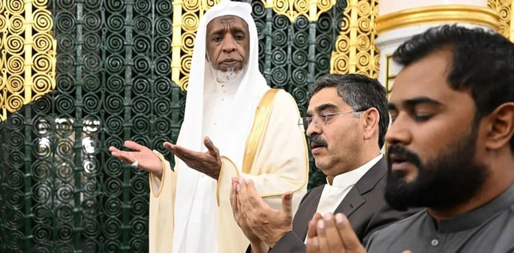 PM Kakar pays respects at Roza-e-Rasool (SAW)