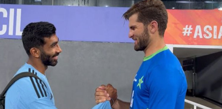 WATCH: Shaheen Afridi presents a gift to new dad Jasprit Bumrah