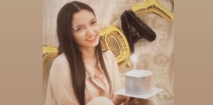 'Mayi Ri' star Aina Asif rings in 15th birthday with friends