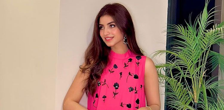 Kinza Hashmi steals the show with latest post