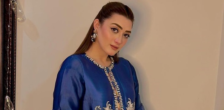 Which Bollywood singer slid into Momina Iqbal's DM?