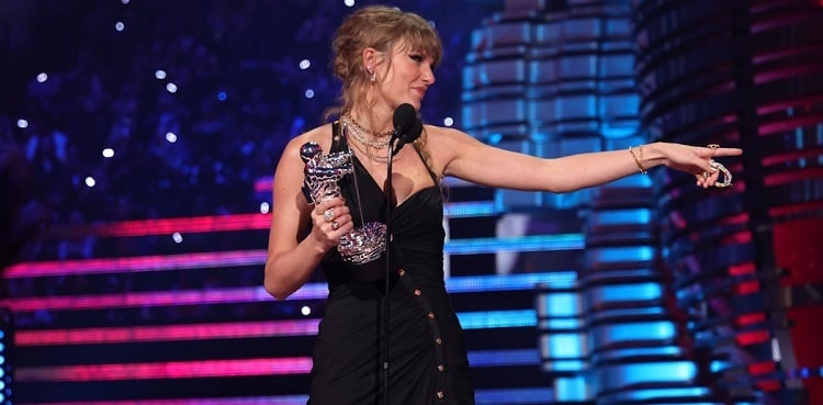 Taylor Swift picks up top prize at MTV Video Music Awards