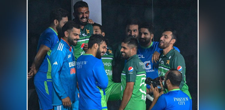 Pakistan team have fun with Virat Kohli, pictures goes viral