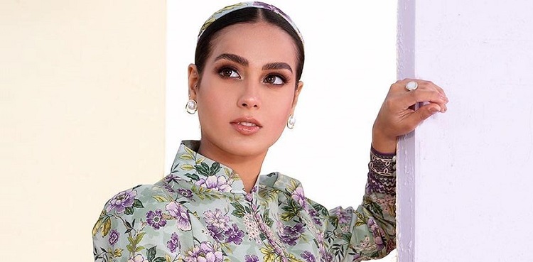 Iqra Aziz stuns netizens with new selfie