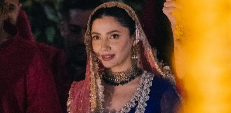 Happiest bride Mahira Khan takes to dance floor on her mehendi night