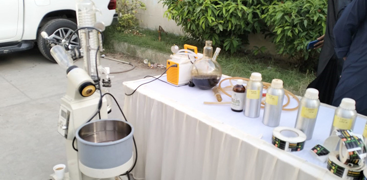 Liquid hashish makers and suppliers arrested in Karachi