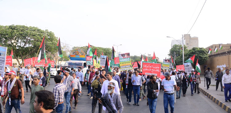 Man sets arm on fire as marches across US mark Gaza war anniversary