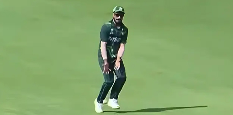 PAK vs NZ: Hassan Ali trolled for clumsily dropping Santner's catch