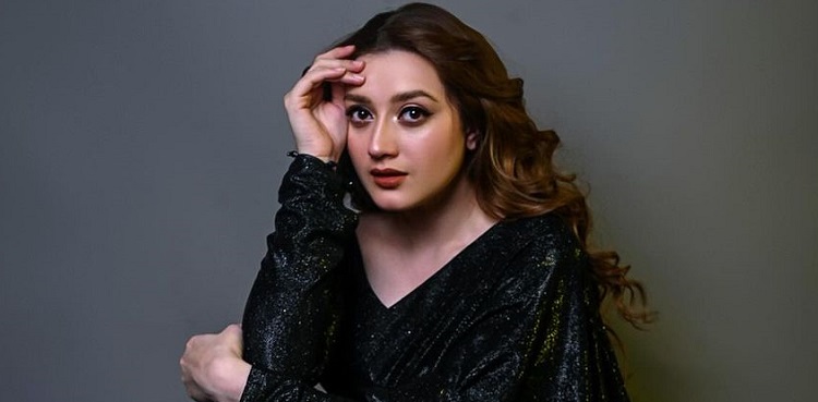 Momina Iqbal turns heads with new pictures, reel