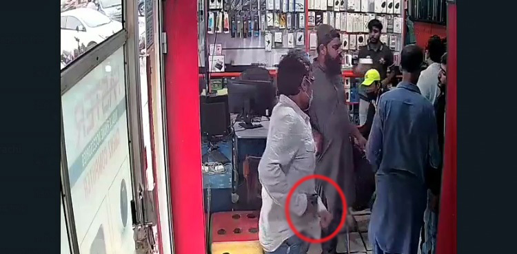 VIDEO: Shop owner chased, gunned down robber in Karachi