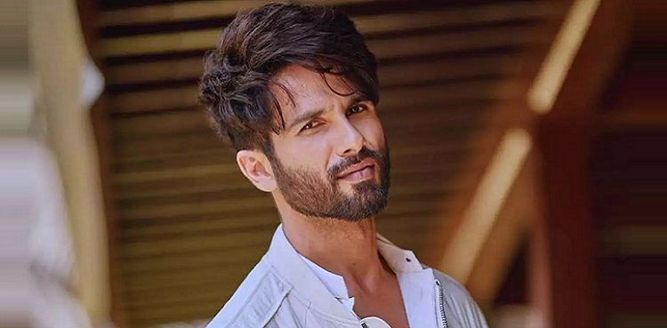 WATCH: Shahid Kapoor falls on stage during performance