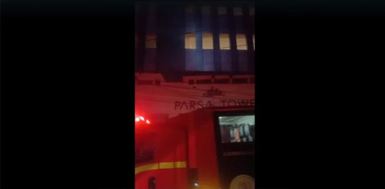 Fire erupts in building at Karachi’s Shahrah-e-Faisal
