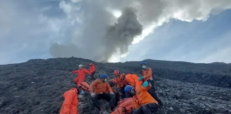 Rescuers brave Indonesia volcano eruptions to save pets