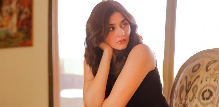 Dur-e-Fishan Saleem steals the show with monochromatic portraits