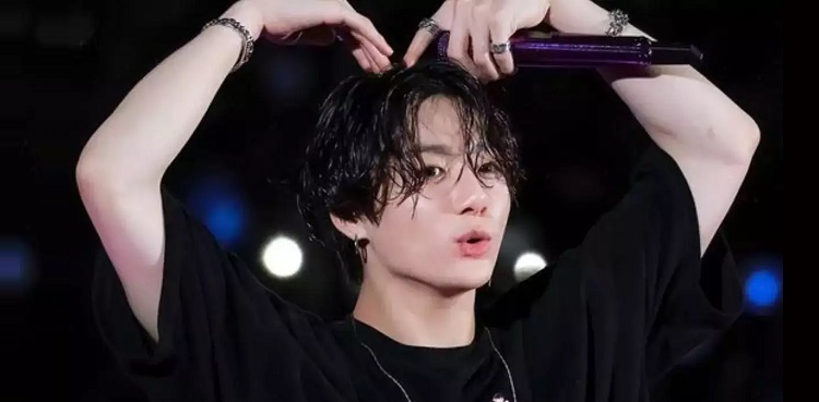 BTS star Jungkook debuts new look ahead of military service