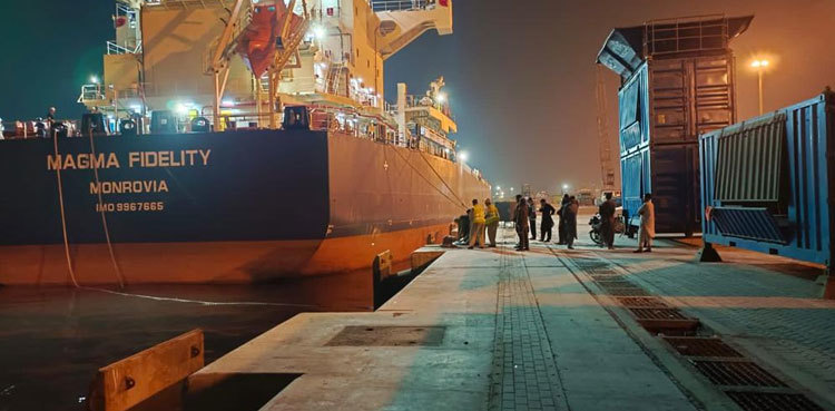 First urea shipment reached Karachi port: commerce minister