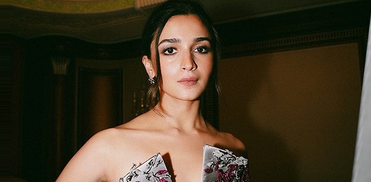 'Pan masala in her mouth...': Alia Bhatt brutally trolled at Filmfare Awards