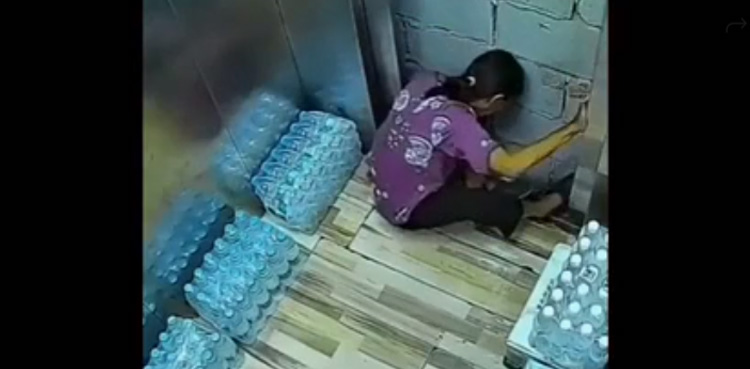 Deaf-mute old man in China got stuck in an elevator