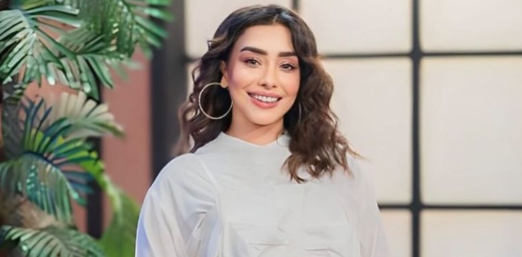 Maira Khan wants THIS Hollywood star to be her follower