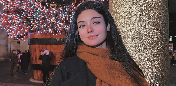 Noor Zafar Khan wins the internet with London pictures