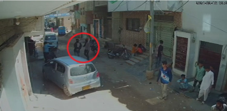 WATCH: Karachi resident from abroad falls victim to robbery outside house