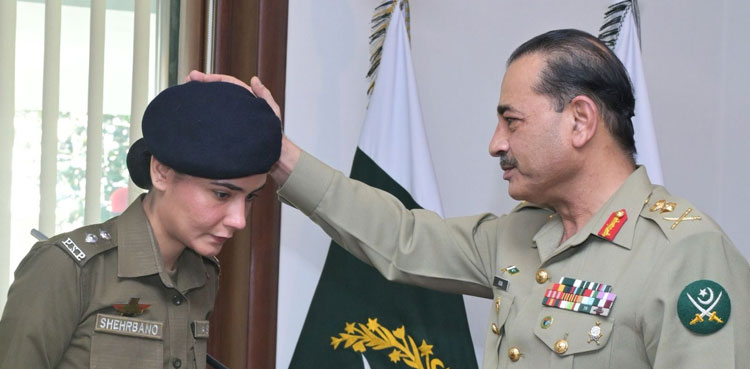 Army chief lauds ASP for rescuing woman from mob