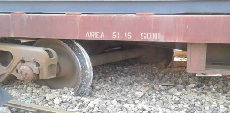 Two freight bogies derail near Dera Nawab station