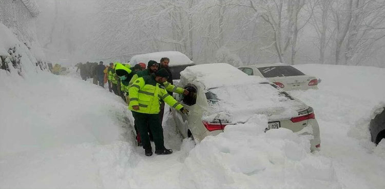Murree receives first snowfall of winter season