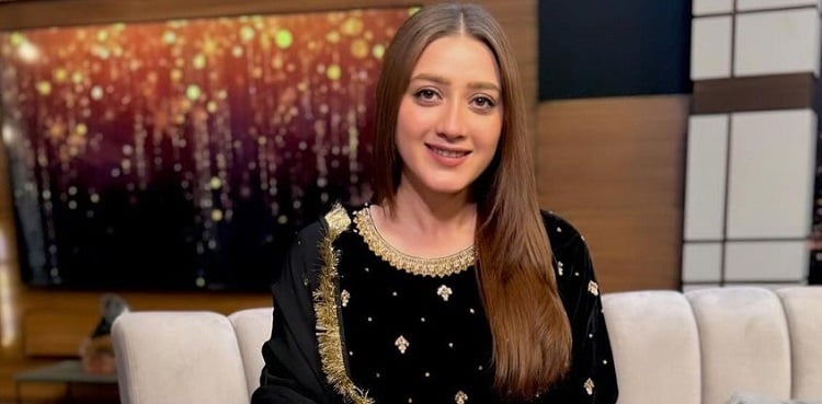 Which Bollywood singer made Momina Iqbal cry?
