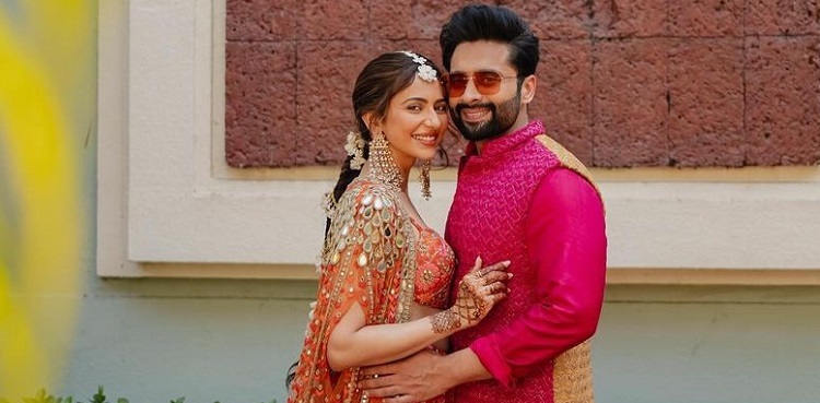 Rakul Preet Singh, Jackky Bhagnani serve couple goals in Mehndi pictures