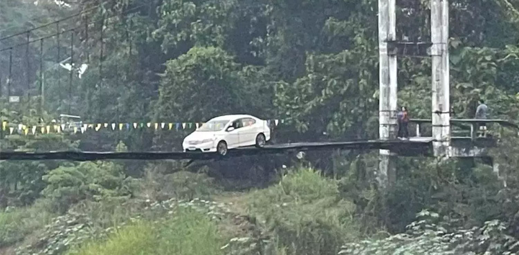 GPS leaves woman stranded on pedestrian bridge in her car