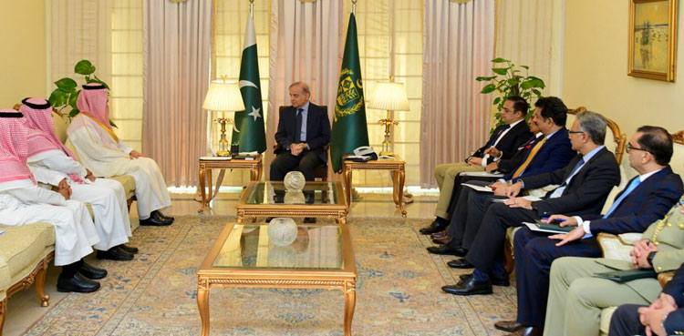 PM, Saudi delegation discuss development projects