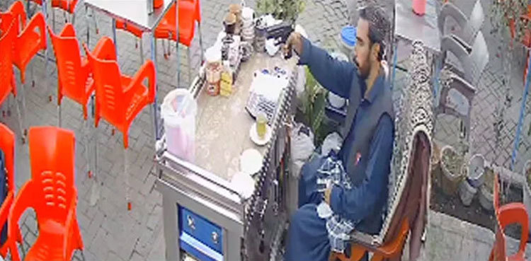 Karachi tea stall owner thwarts robbery attempt; video goes viral