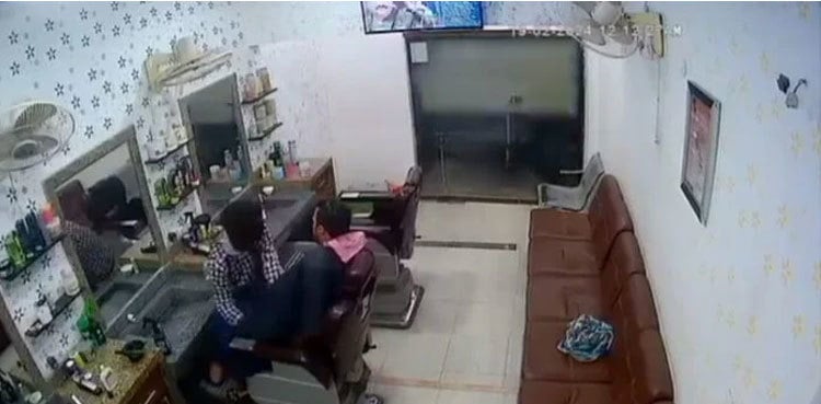 Shopkeeper traps robbers with genius trick in Karachi