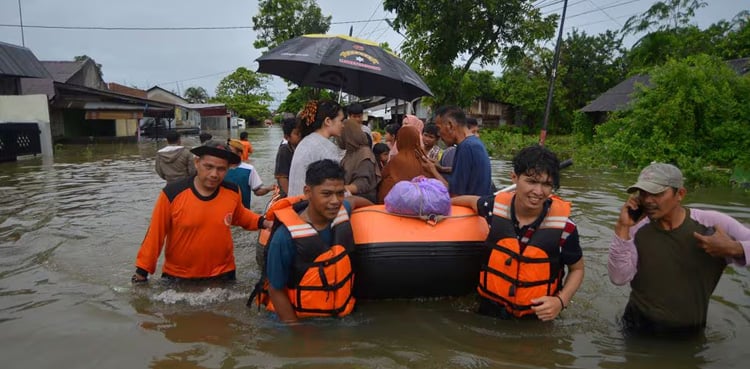 Indonesia flood death toll passes 1,000: rescuers